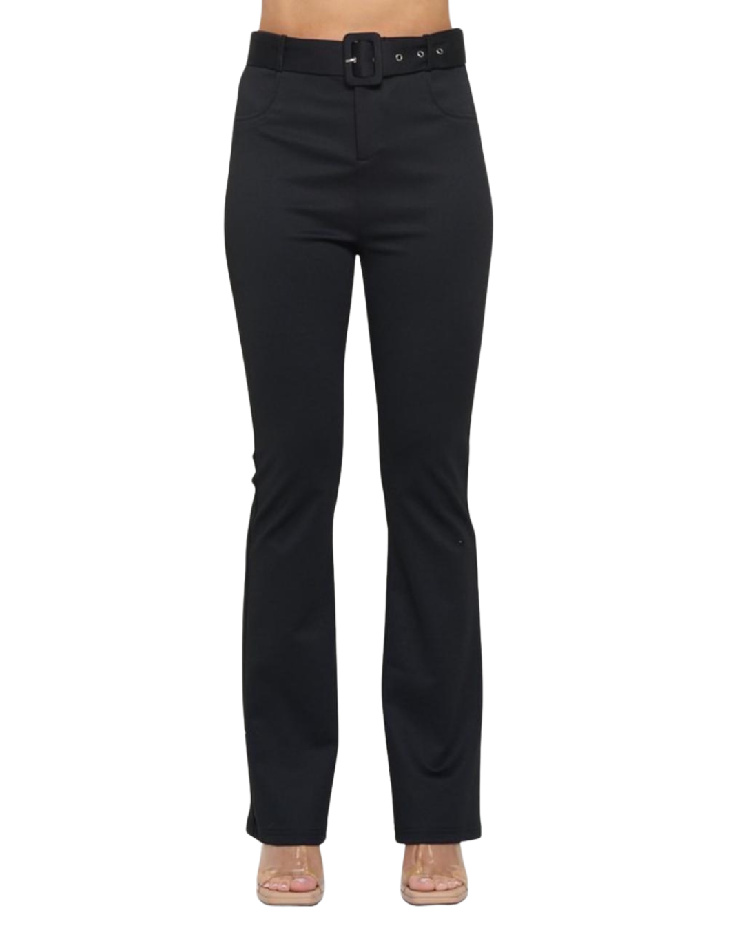 Pantalón con cinturón y detalle acompanado