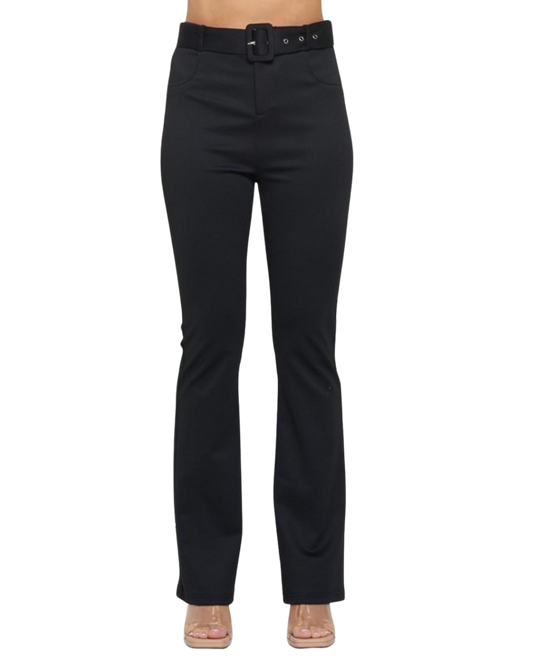 Pantalón con cinturón y detalle acompanado
