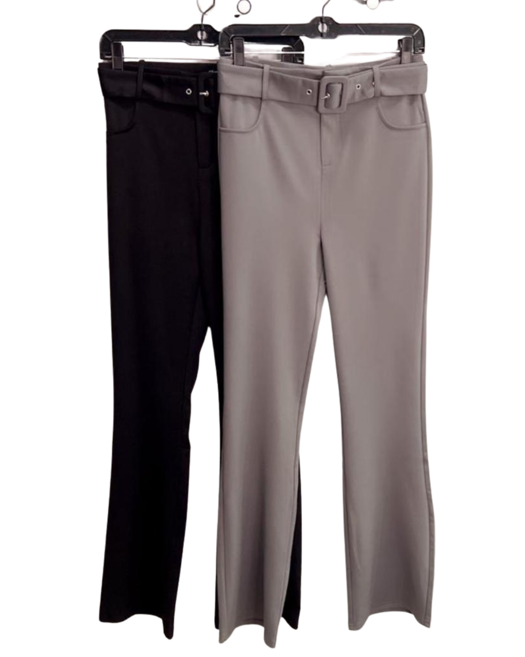 Pantalón con cinturón y detalle acompanado