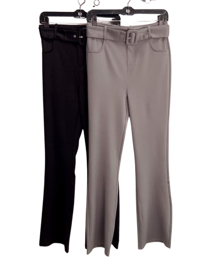 Pantalón con cinturón y detalle acompanado