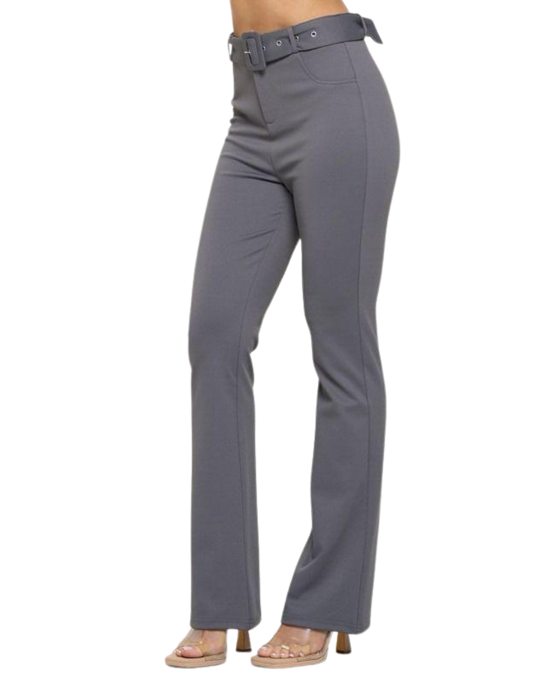 Pantalón con cinturón y detalle acompanado