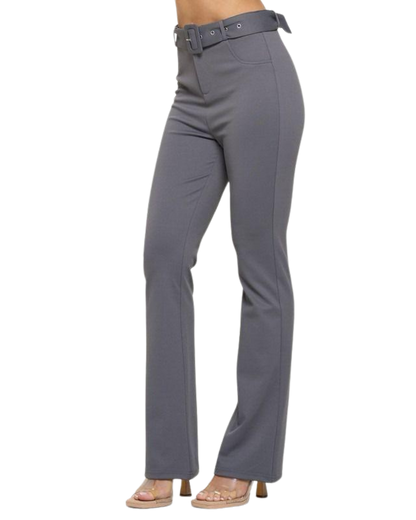 Pantalón con cinturón y detalle acompanado