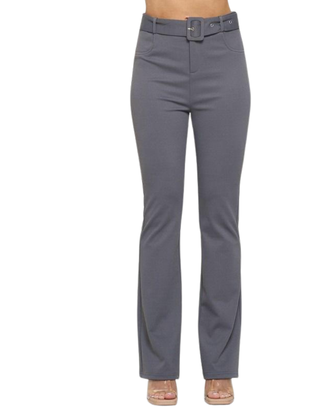 Pantalón con cinturón y detalle acompanado