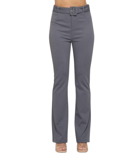 Pantalón con cinturón y detalle acompanado