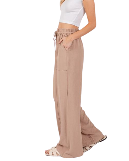Pantalón casual con cordón y bolsillos