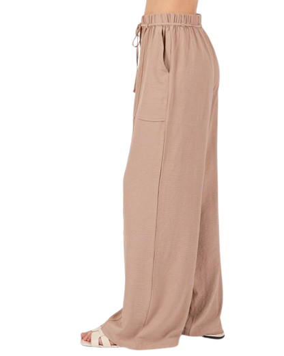 Pantalón casual con cordón y bolsillos