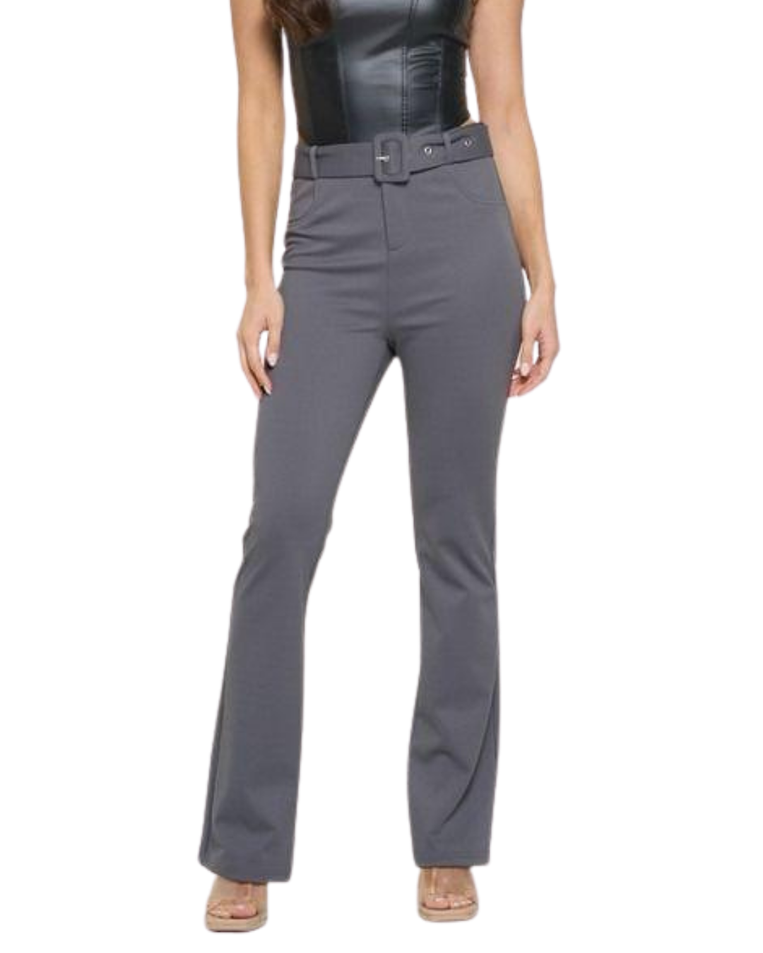 Pantalón con cinturón y detalle acompanado