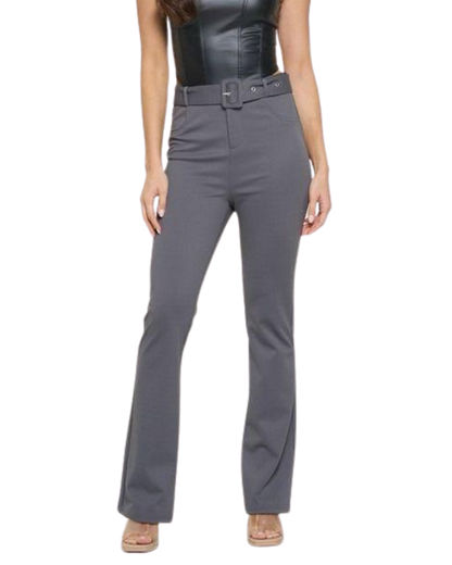 Pantalón con cinturón y detalle acompanado